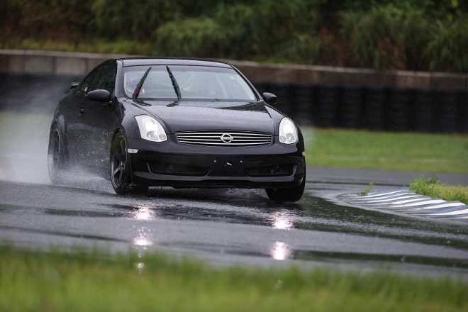 理想的なドライビングを愛車CPV35スカイラインクーペで実践レクチャーする松田次生