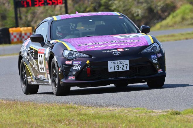 2018年の86/BRZRaceプロフェッショナルシリーズに参戦した大阪トヨタ86Racingのステアリングを握る阪口晴南