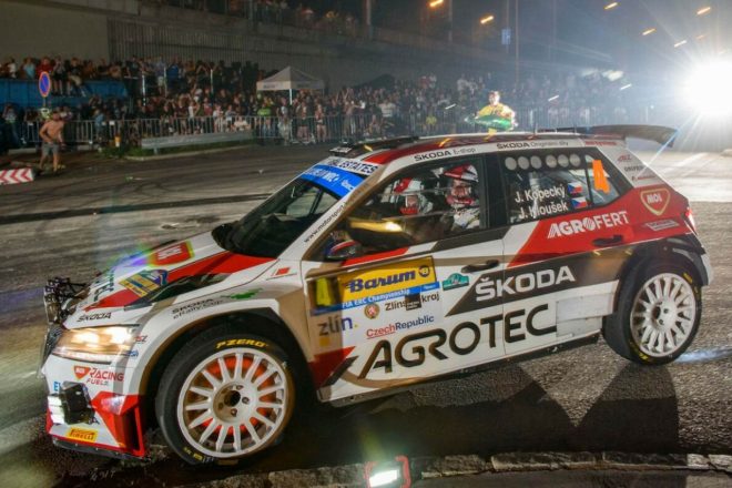 ヤン・コペツキー（シュコダ・ファビアRally2 EVO）が金曜夜のオープニングSSSでもステージ制覇を飾り、早くも主導権を握った