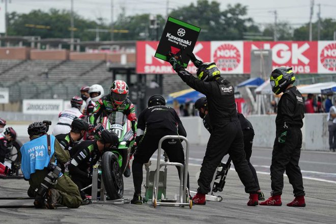 金曜フリー走行におけるピットレーンエリア撮影中の1コマ