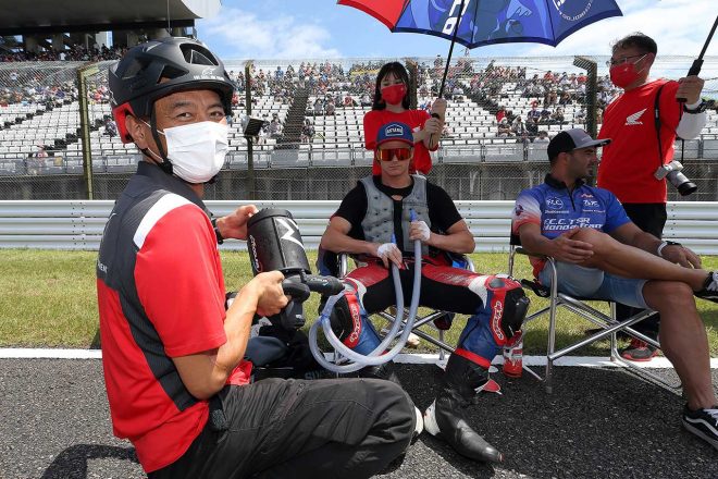 笑顔で応えるalpinestars中村さん。いつもお世話になっております
