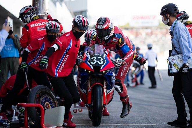 マシンに乗り込む長島哲太選手（Team HRC）