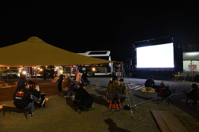 土曜の夜に大型ビジョンで映画を上映するナイトシネマ