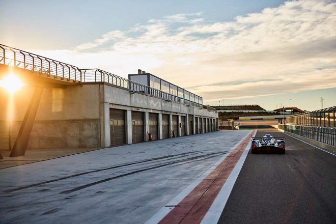 スペインのモーターランド・アラゴンで開発テストを行うBMW Mハイブリッド V8