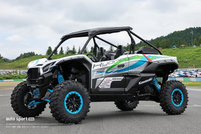 川崎重工とトヨタ自動車が公開した『モーターサイクル用水素燃料直噴エンジンを搭載した研究用オフロード四輪車』