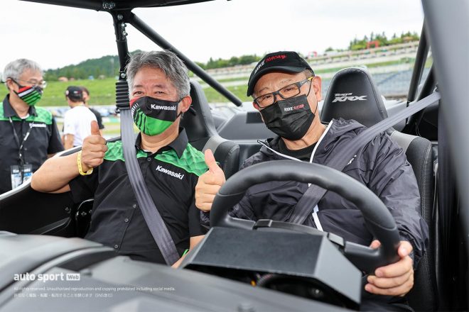 モーターサイクル用水素燃料直噴エンジンを搭載した研究用オフロード四輪車をドライブするトヨタ自動車の豊田章男社長と川崎重工の橋本康彦社長