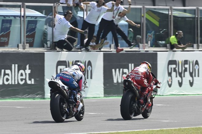 チェッカーを受けた瞬間の様子／2022MotoGP第14戦サンマリノGP