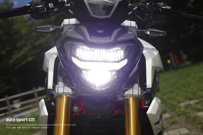 最新モデルでは夜間の視認性をさらに向上させるフルLEDヘッドライトとLEDフラッシング・ターン・インディケーターが装備されている。