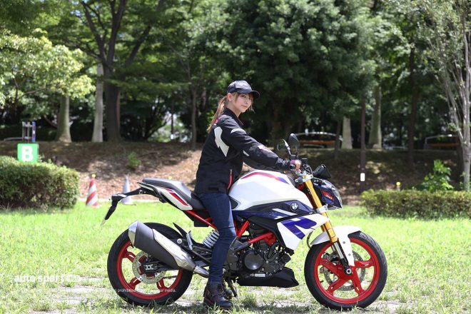 G310Rのシート高は785mm。「両足がしっかりと着いて、安心感が高いです。小柄な人にもお薦めです」