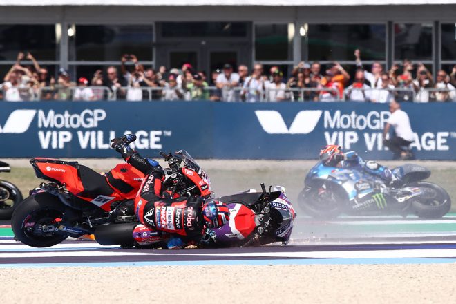 スタート直後のクラッシュと渡辺一樹（チーム・スズキ・エクスター）／2022MotoGP第14戦サンマリノGP 決勝