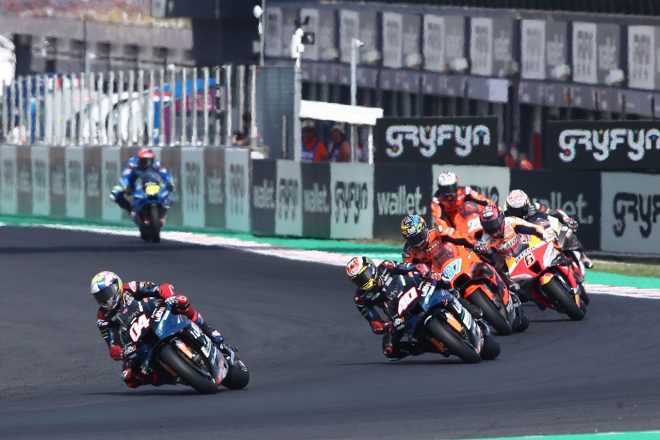 スタート直後の渡辺一樹（チーム・スズキ・エクスター）／2022MotoGP第14戦サンマリノGP 決勝