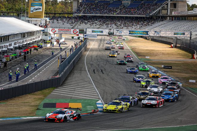 2022年GTワールドチャレンジ・ヨーロッパ第8戦ホッケンハイムのスタートシーン。ポールシッターの32号車アウディR8 LMSエボII（チームWRT）は首位を走りながらトラブルに泣くことに