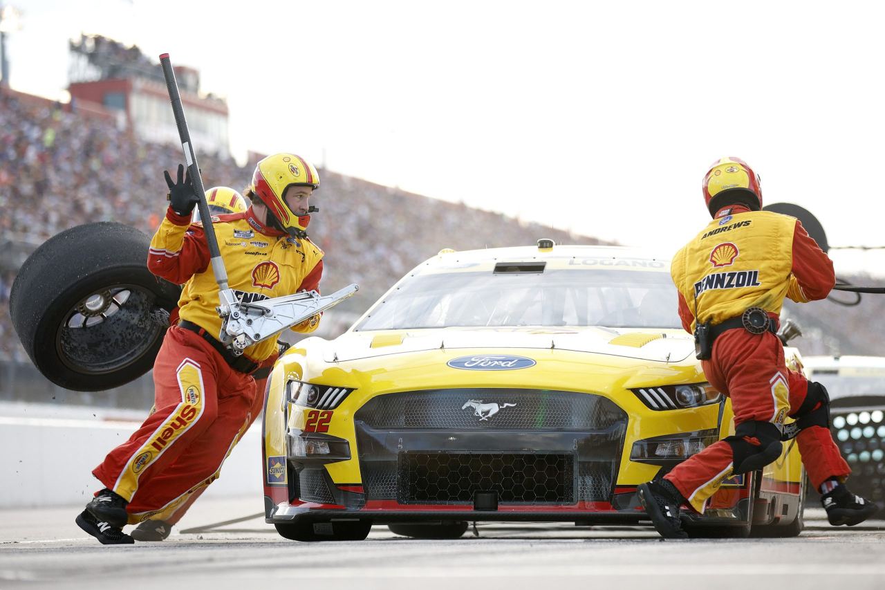 ピット作業で手間取ったロガーノだが、ステージ2も含めて挽回を見せ、最終的に4位までカムバック。プレーオフ順位表のトップに躍り出た