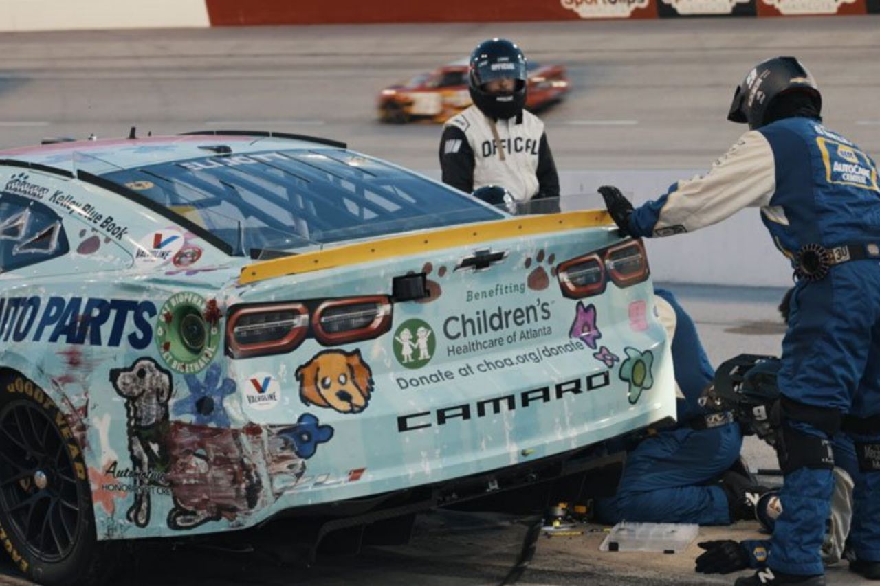 スピンからウォールにヒットし、チェイス・ブリスコ（スチュワート・ハース・レーシング／フォード・マスタング）に激突されたチェイス・エリオット（ヘンドリック・モータースポーツ／シボレー・カマロ）は、ランク9位に後退する