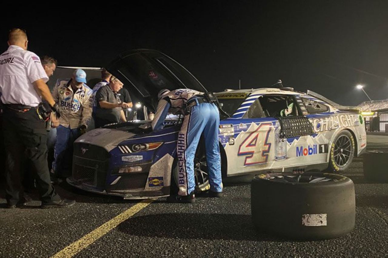 275周目に炎上したケビン・ハーヴィック（スチュワート・ハース・レーシング／フォード・マスタング）だが、事なきを得た