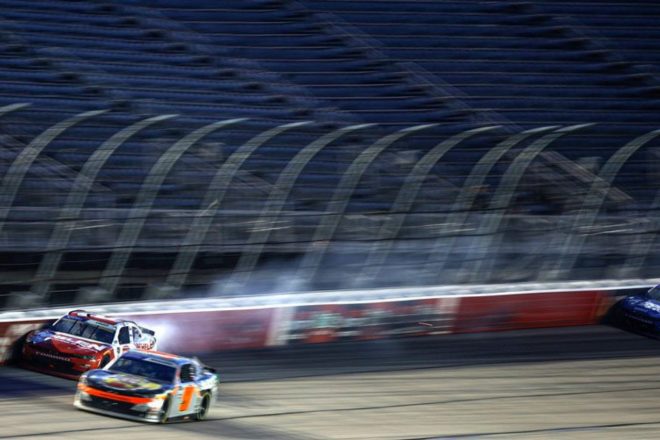 併催のエクスフィニティ・シリーズ第24戦は、シェルドン・クリードとカイル・ラーソンの最終周アクシデントにより、ノア・グラグソン(JRモータースポーツ/シボレー・カマロ)が制している