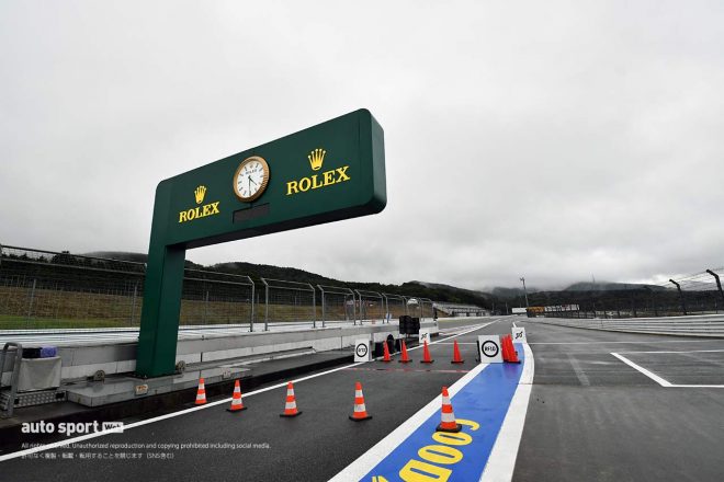 ピットレーンエンドにはROLEXタワーが登場