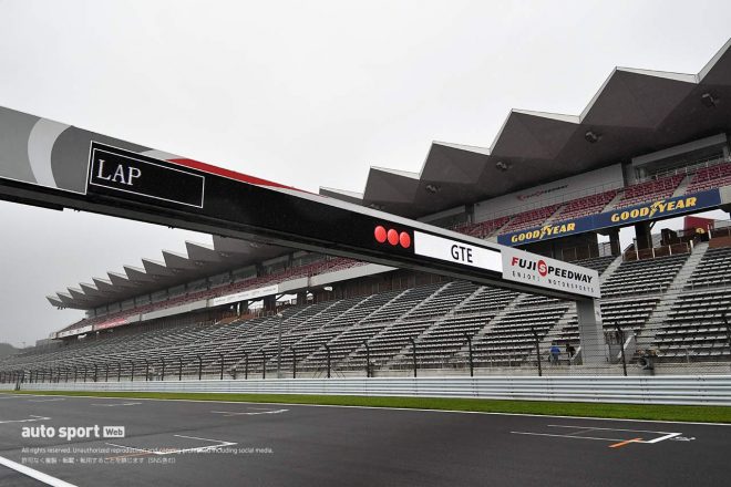 富士スピードウェイのホームストレート