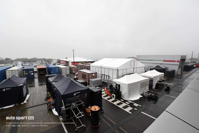 パドックには各チームのテント、コンテナが並ぶ