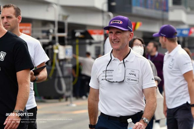 コースウォークへ向かうTFスポーツのベン・キーティング