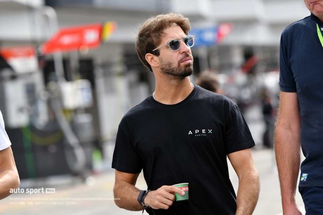 エスプレッソ片手にコースウォークへと向かうJOTAのアントニオ・フェリックス・ダ・コスタ