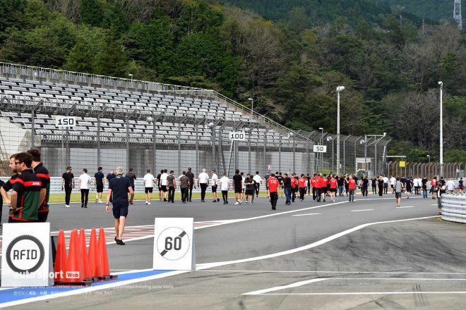 コースウォークへと向かうドライバーとチームスタッフら