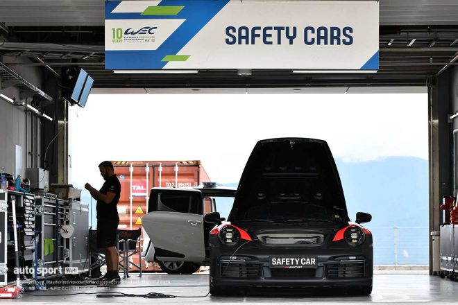 専用ピットで整備される2台のWECセーフティカー