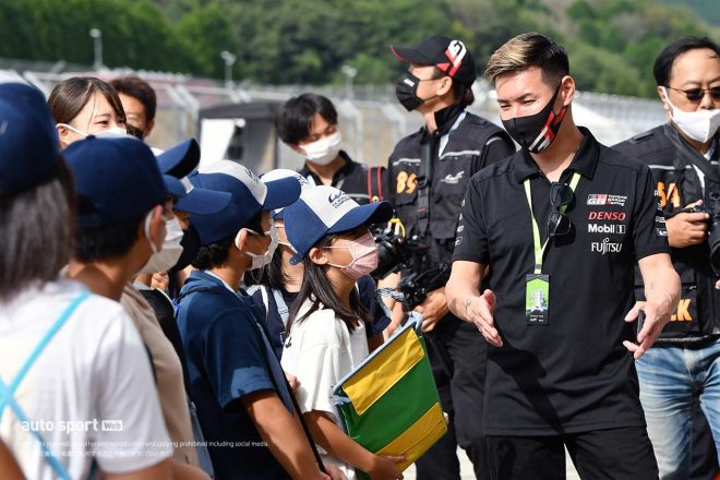 ガレージツアーに対応するトヨタGAZOO Racingの小林可夢偉