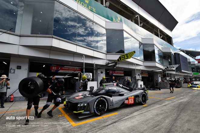 ピットストップ練習を行うプジョー・トタルエナジーズのプジョー9X8