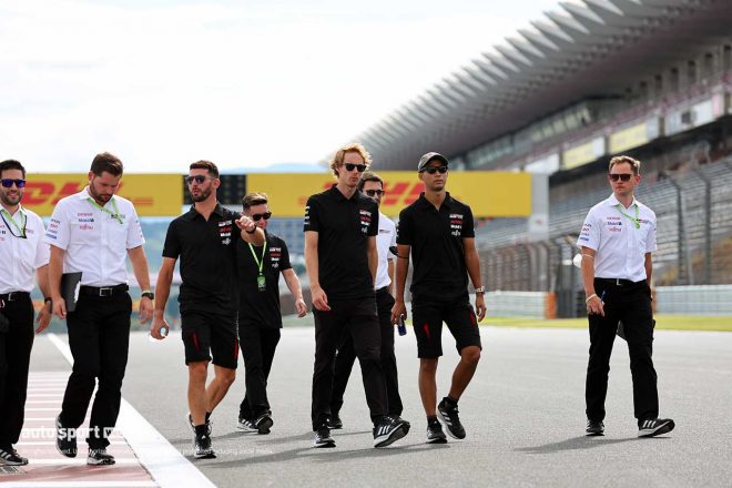 コースウォークへと向かうトヨタGAZOO Racingのドライバーら