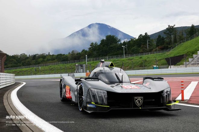 富士山をバックにしたプジョー9X8