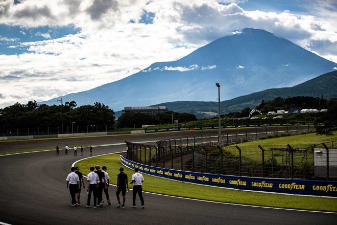 木曜午後のトラックウォークでは、多くのドライバー・スタッフがコースを歩いて1周していた