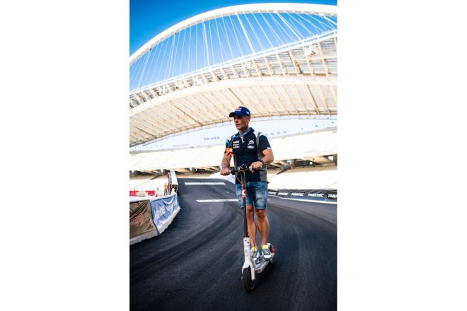 EスクーターでスーパーSSのコースを下見をするセバスチャン・ローブ