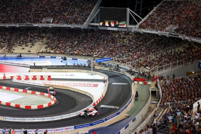 アテネ・オリンピック・スタジアムを舞台にした、2台同時走行のスーパーSSで競技がスタートした