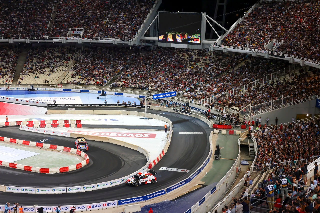 アテネ・オリンピック・スタジアムを舞台にした、2台同時走行のスーパーSSで競技がスタートした