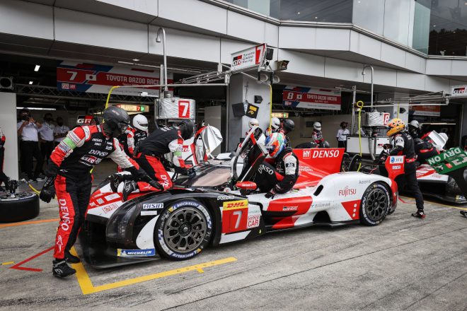マイク・コンウェイからホセ-マリア・ロペスにドライバー交代を行う7号車トヨタGR010ハイブリッド　2022年WEC第5戦富士6時間