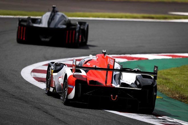 2022WEC第5戦富士　プジョー9X8の後ろを走行する8号車トヨタGR010ハイブリッド