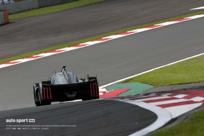 富士スピードウェイのセクター3を走るプジョー9X8