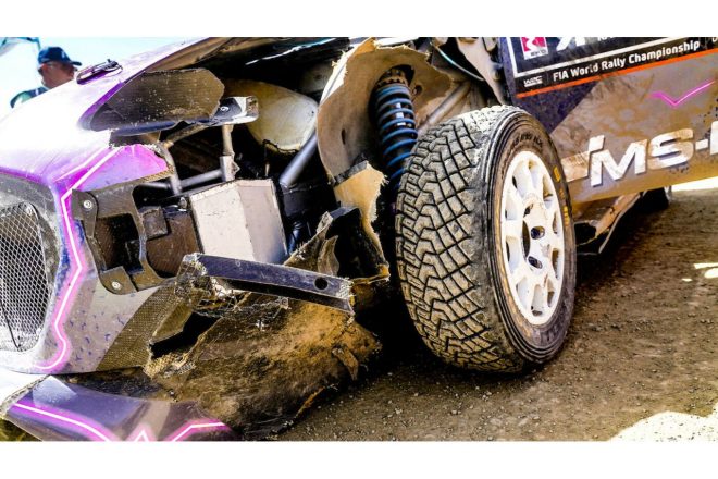 SS9でのパンクにより左フロントが大きく壊れたフォード・プーマ・ラリー1（ピエール-ルイ・ルーベ）　2022年WRC第10戦アクロポリス・ラリー・ギリシャ