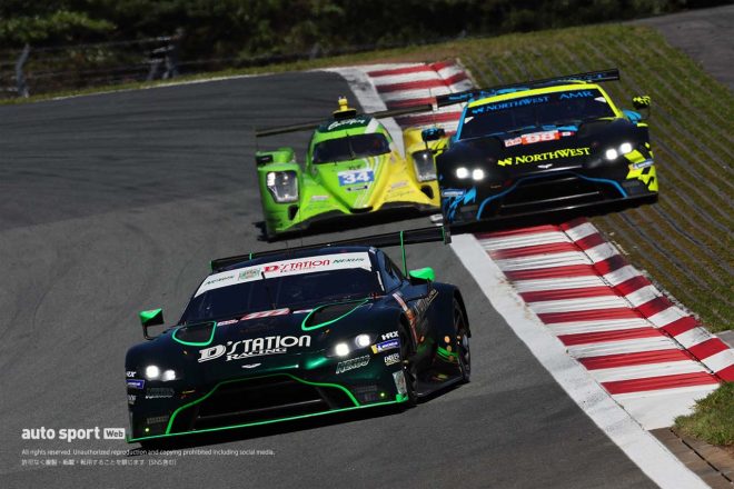 序盤、最後尾からクラス首位まで藤井誠暢が順位を上げたDステーション・レーシングの777号車