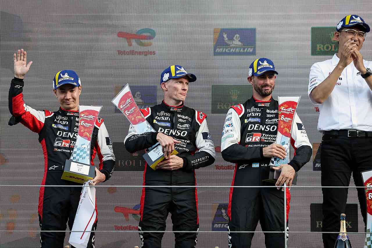 2022年WEC第5戦富士　総合2位表彰台に立つ小林可夢偉／マイク・コンウェイ／ホセ・マリア・ロペス