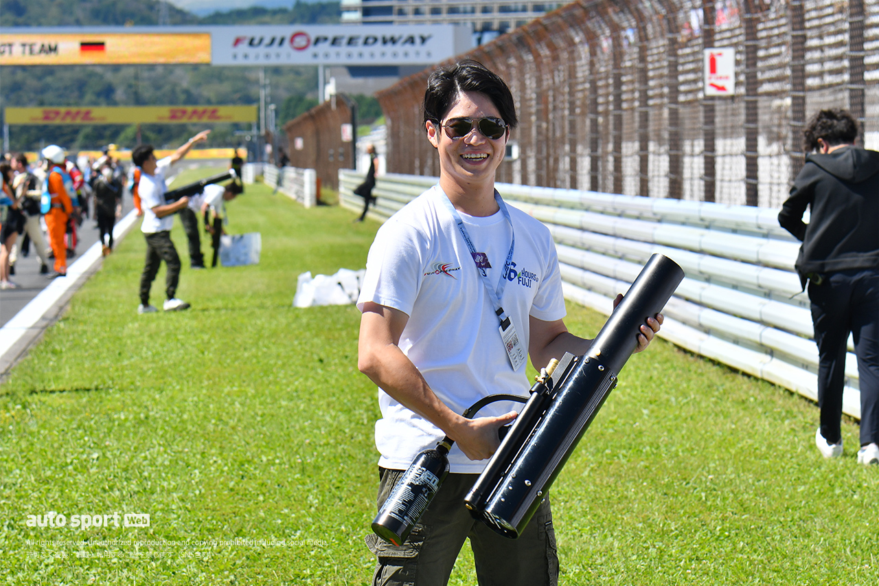 WEC第5戦富士でスタンドにプレゼントを打ち込んでいた川端伸太朗