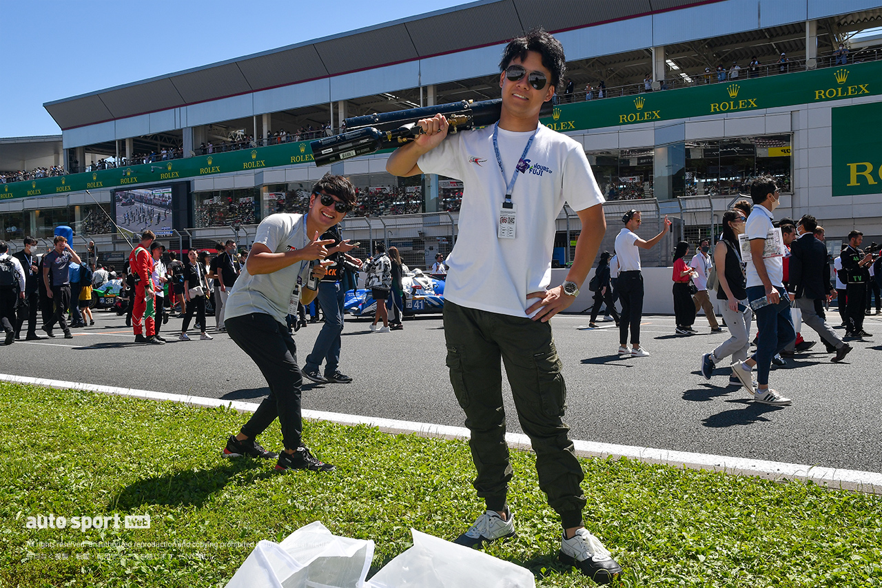 WEC第5戦富士でスタンドにプレゼントを打ち込んでいた川合孝汰と、トヨタの見学に来ていた平良響