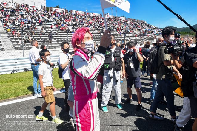 WEC第5戦富士に取材に訪れたEXITの兼近大樹さん