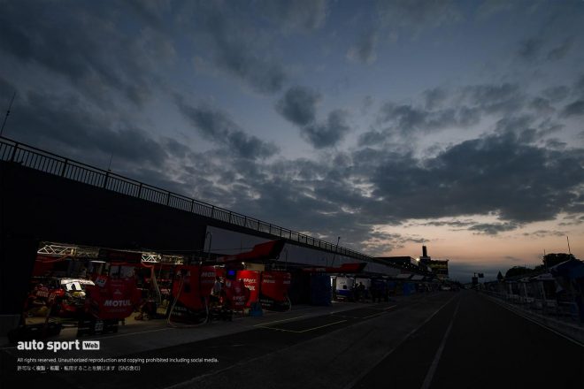 2022年スーパーGT第6戦スポーツランドSUGO　夕暮れ時のピットレーン