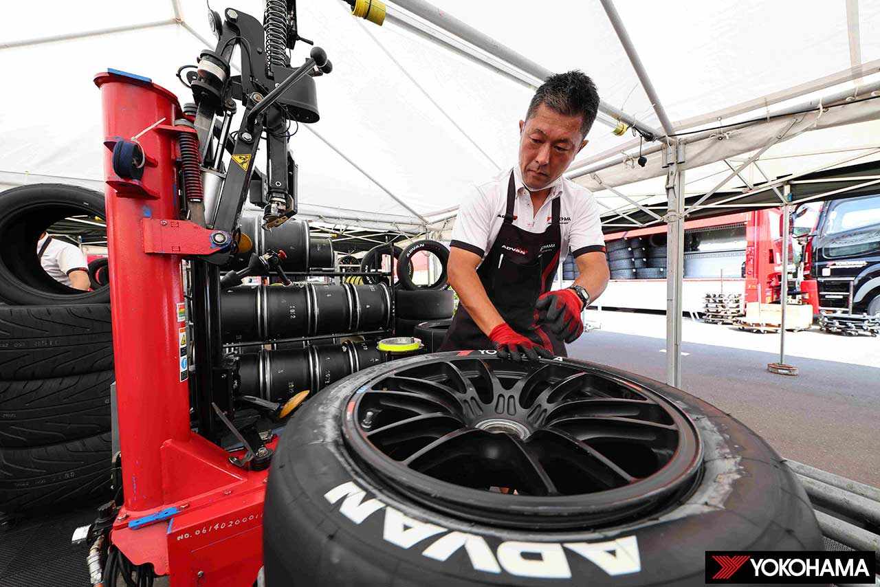 2022スーパーGT第6戦SUGO　組付けが進むヨコハマタイヤ。今大会の持ち込み本数は約890本となる