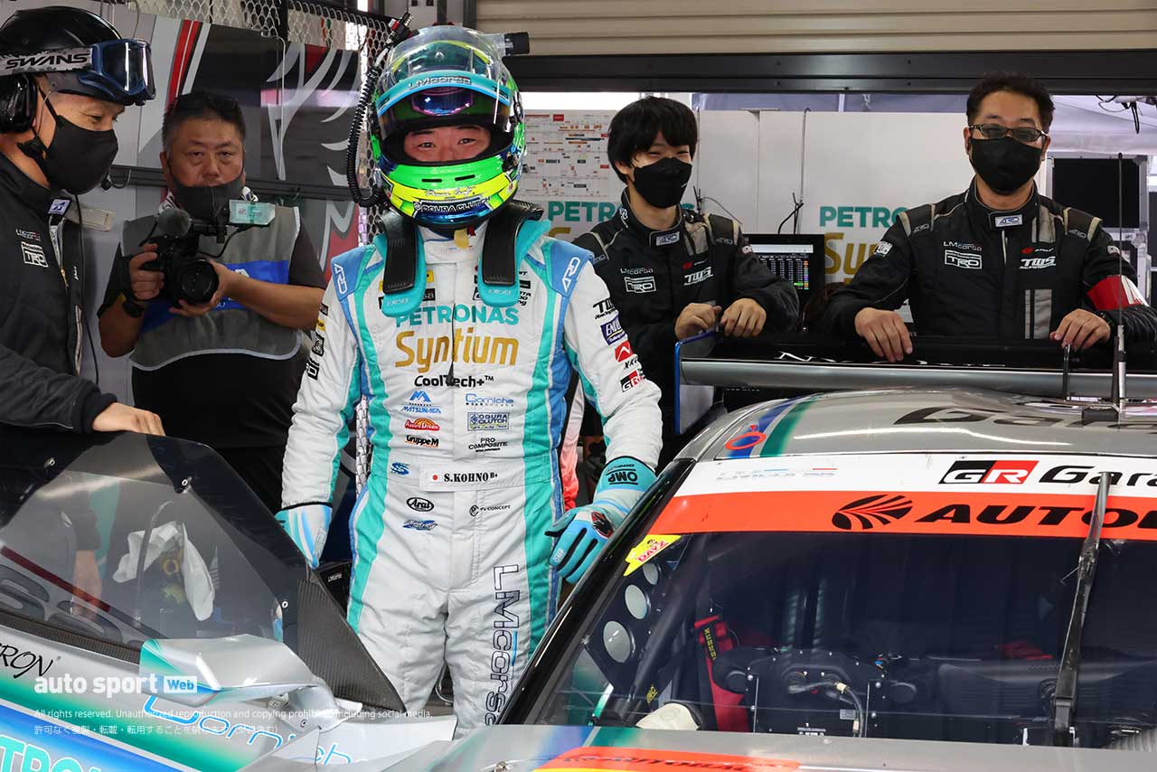 2022スーパーGT第6戦SUGO　Q2を直前に控えSyntium LMcorsa GR Supra GTに乗り込む河野駿佑