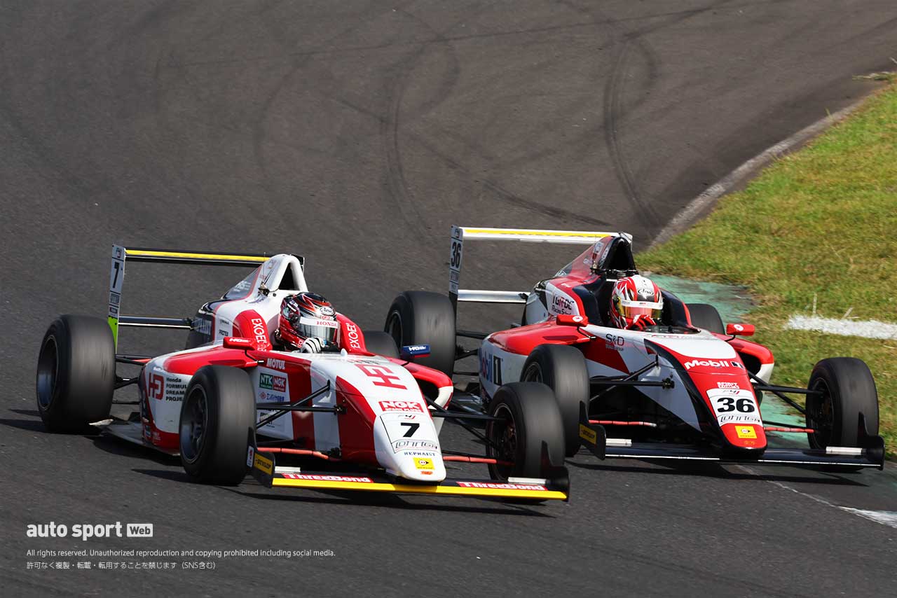2022年FIA-F4選手権第9戦SUGO　小林利徠斗（TGR-DC RS トムススピリット F4）と三井優介（HFDP RACING TEAM）の3番手争い