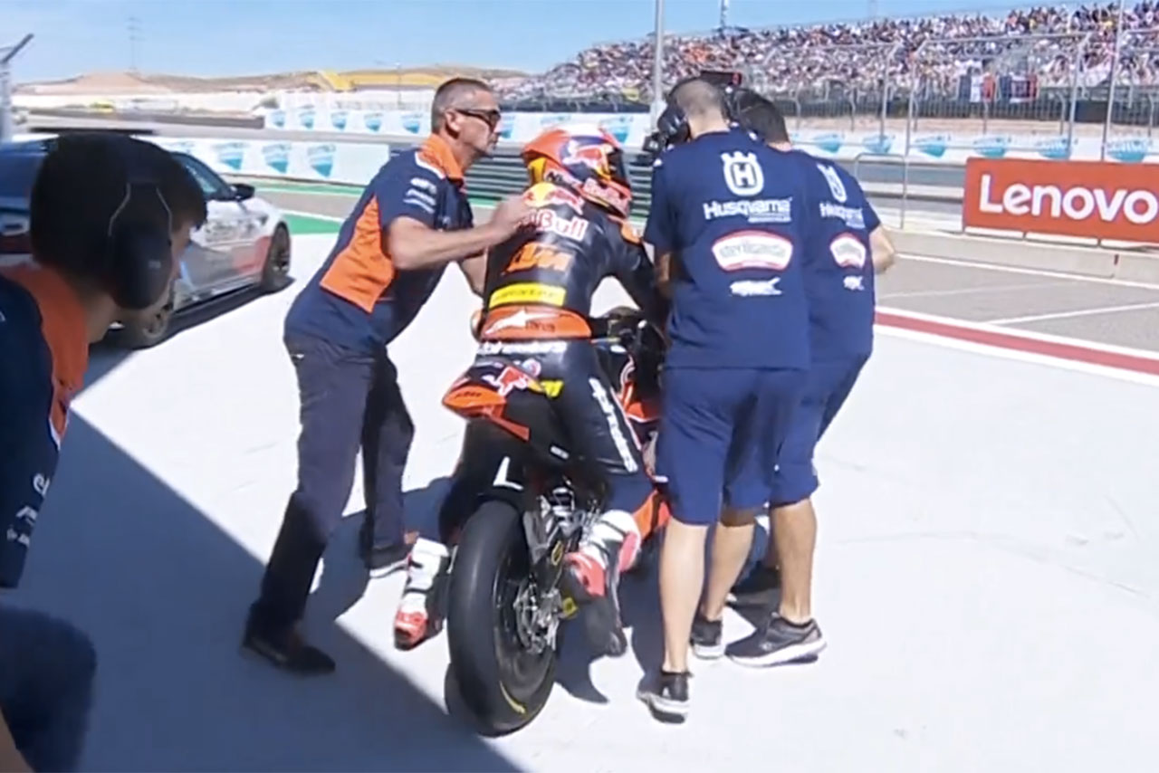 エイドリアン・フェルナンデスの出走を妨害するSterilgarda Husqvarna Maxのスタッフ