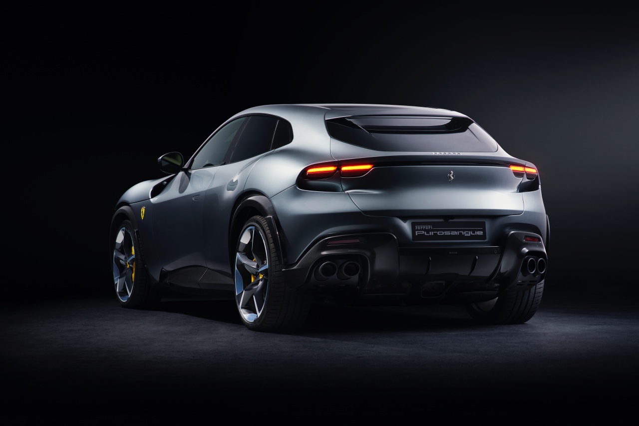 イタリア語で「サラブレッド」を意味するPurosangue（プロサングエ）の名称を冠したブランニューモデルは、いわゆるクロスオーバーやSUVとは異なるレイアウトにより「革新的なプロポーションと理想的な前後重量配分を実現した」という